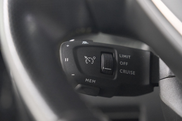 Peugeot 2008 PureTech 130 GT-Line | Camera | Adaptieve Cruise Control | Allseason Banden | Navigatie Peugeot 2008 PureTech 130 GT-Line | Camera | Adaptieve Cruise Control | Allseason Banden | Navigatie
