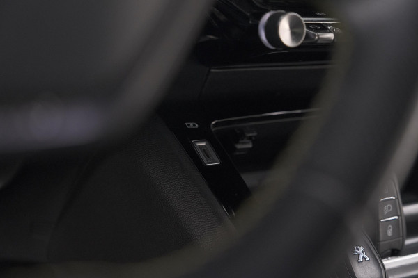 Peugeot 2008 PureTech 130 GT-Line | Camera | Adaptieve Cruise Control | Allseason Banden | Navigatie Peugeot 2008 PureTech 130 GT-Line | Camera | Adaptieve Cruise Control | Allseason Banden | Navigatie