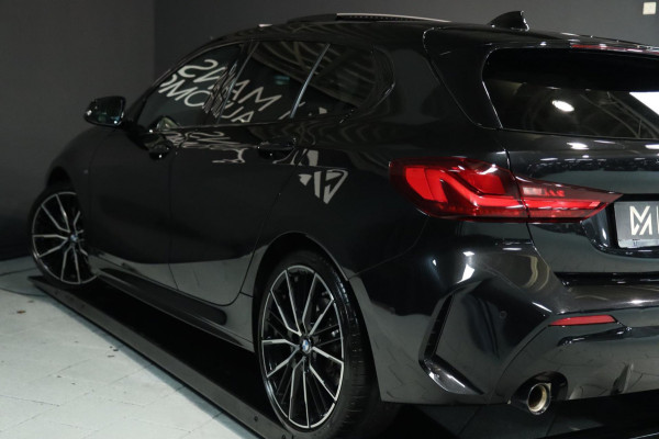 BMW 1-serie 120i M Sport / PANODAK / KEYLESS / DODEHOEK / STUUR+STOELVERW