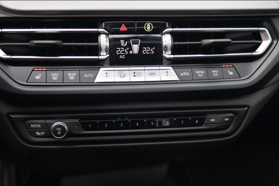 BMW 1-serie 120i M Sport / PANODAK / KEYLESS / DODEHOEK / STUUR+STOELVERW