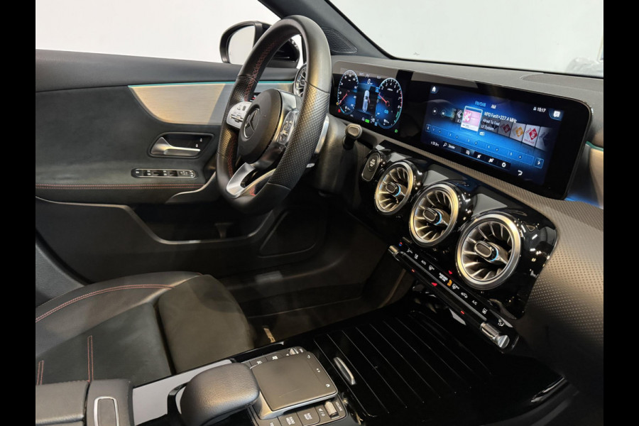 Mercedes-Benz A-Klasse 250e PHEV AMG Line Auto. Navigatie Apple Carplay/Android Auto Camera Parkeersensoren Adaptive Cruise Control Stoelverwarming Virtual Cockpit Climate Control Lichtmetalen velgen Mercedes-Benz A-Klasse 250e PHEV AMG Line Auto. Navigatie Apple Carplay/Android Auto Camera Parkeersensoren Adaptive Cruise Control Stoelverwarming Virtual Cockpit Climate Control Lichtmetalen velgen