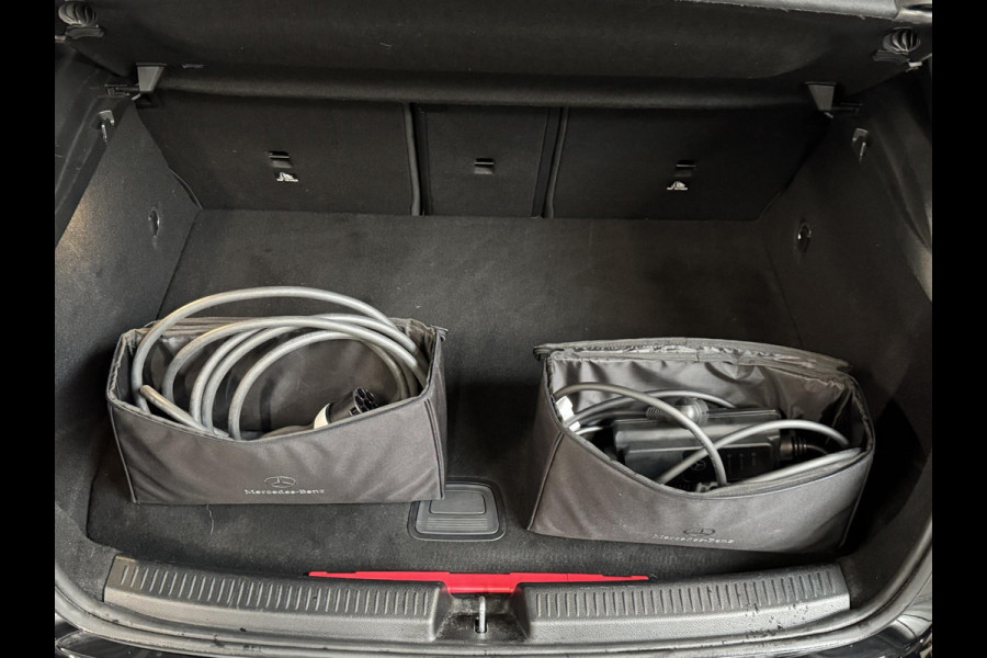 Mercedes-Benz A-Klasse 250e PHEV AMG Line Auto. Navigatie Apple Carplay/Android Auto Camera Parkeersensoren Adaptive Cruise Control Stoelverwarming Virtual Cockpit Climate Control Lichtmetalen velgen Mercedes-Benz A-Klasse 250e PHEV AMG Line Auto. Navigatie Apple Carplay/Android Auto Camera Parkeersensoren Adaptive Cruise Control Stoelverwarming Virtual Cockpit Climate Control Lichtmetalen velgen