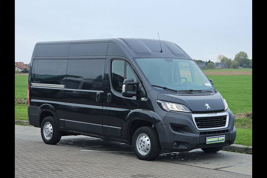 Peugeot Boxer 330 2.2 BlueHDi 120 L2H2 Premium Navi Airco NAP Trekhaak 120Pk Euro6! Peugeot Boxer 330 2.2 BlueHDi 120 L2H2 Premium Navi Airco NAP Trekhaak 120Pk Euro6!