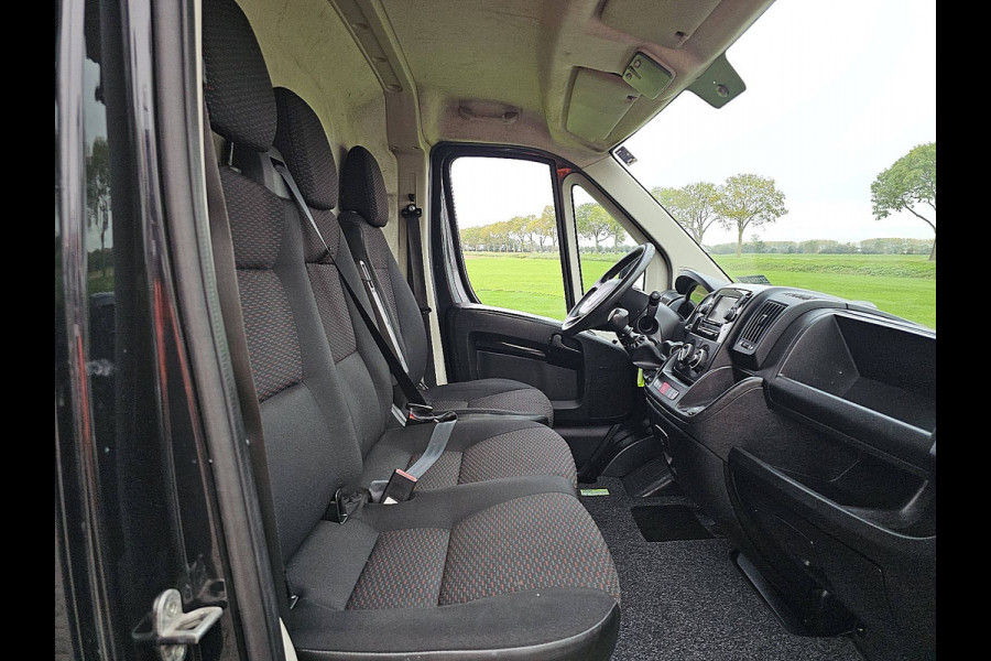 Peugeot Boxer 330 2.2 BlueHDi 120 L2H2 Premium Navi Airco NAP Trekhaak 120Pk Euro6! Peugeot Boxer 330 2.2 BlueHDi 120 L2H2 Premium Navi Airco NAP Trekhaak 120Pk Euro6!
