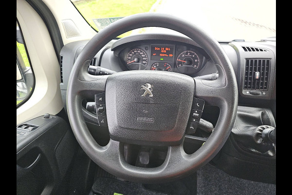 Peugeot Boxer 330 2.2 BlueHDi 120 L2H2 Premium Navi Airco NAP Trekhaak 120Pk Euro6! Peugeot Boxer 330 2.2 BlueHDi 120 L2H2 Premium Navi Airco NAP Trekhaak 120Pk Euro6!