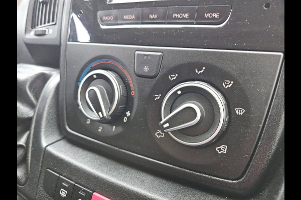 Peugeot Boxer 330 2.2 BlueHDi 120 L2H2 Premium Navi Airco NAP Trekhaak 120Pk Euro6! Peugeot Boxer 330 2.2 BlueHDi 120 L2H2 Premium Navi Airco NAP Trekhaak 120Pk Euro6!