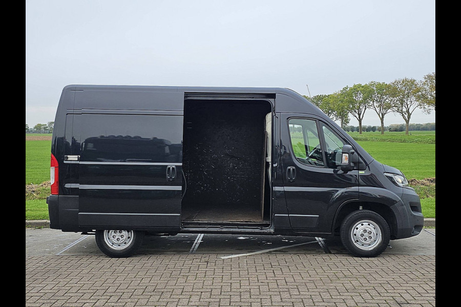 Peugeot Boxer 330 2.2 BlueHDi 120 L2H2 Premium Navi Airco NAP Trekhaak 120Pk Euro6! Peugeot Boxer 330 2.2 BlueHDi 120 L2H2 Premium Navi Airco NAP Trekhaak 120Pk Euro6!