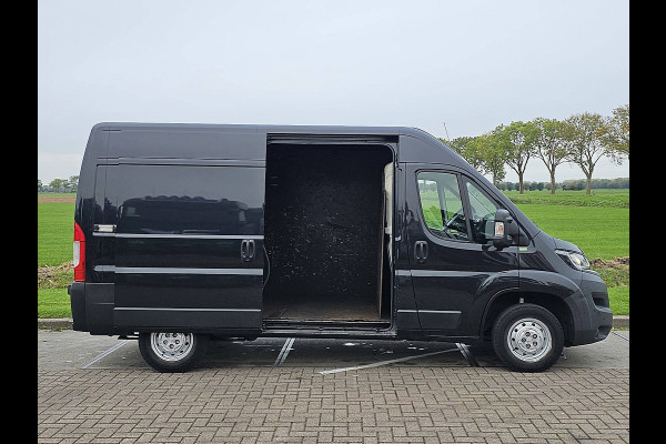 Peugeot Boxer 330 2.2 BlueHDi 120 L2H2 Premium Navi Airco NAP Trekhaak 120Pk Euro6! Peugeot Boxer 330 2.2 BlueHDi 120 L2H2 Premium Navi Airco NAP Trekhaak 120Pk Euro6!