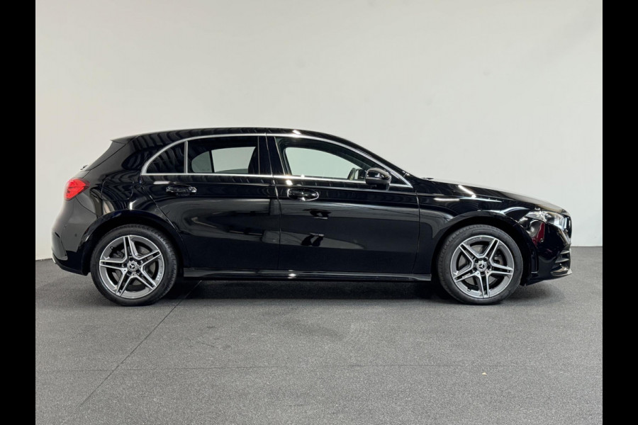 Mercedes-Benz A-Klasse 250e PHEV AMG Line Auto. Navigatie Apple Carplay/Android Auto Camera Parkeersensoren Adaptive Cruise Control Stoelverwarming Virtual Cockpit Climate Control Lichtmetalen velgen Mercedes-Benz A-Klasse 250e PHEV AMG Line Auto. Navigatie Apple Carplay/Android Auto Camera Parkeersensoren Adaptive Cruise Control Stoelverwarming Virtual Cockpit Climate Control Lichtmetalen velgen
