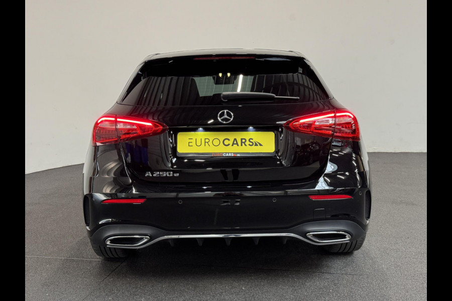 Mercedes-Benz A-Klasse 250e PHEV AMG Line Auto. Navigatie Apple Carplay/Android Auto Camera Parkeersensoren Adaptive Cruise Control Stoelverwarming Virtual Cockpit Climate Control Lichtmetalen velgen Mercedes-Benz A-Klasse 250e PHEV AMG Line Auto. Navigatie Apple Carplay/Android Auto Camera Parkeersensoren Adaptive Cruise Control Stoelverwarming Virtual Cockpit Climate Control Lichtmetalen velgen