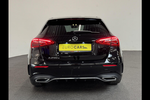 Mercedes-Benz A-Klasse 250e PHEV AMG Line Auto. Navigatie Apple Carplay/Android Auto Camera Parkeersensoren Adaptive Cruise Control Stoelverwarming Virtual Cockpit Climate Control Lichtmetalen velgen Mercedes-Benz A-Klasse 250e PHEV AMG Line Auto. Navigatie Apple Carplay/Android Auto Camera Parkeersensoren Adaptive Cruise Control Stoelverwarming Virtual Cockpit Climate Control Lichtmetalen velgen