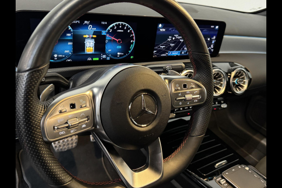 Mercedes-Benz A-Klasse 250e PHEV AMG Line Auto. Navigatie Apple Carplay/Android Auto Camera Parkeersensoren Adaptive Cruise Control Stoelverwarming Virtual Cockpit Climate Control Lichtmetalen velgen Mercedes-Benz A-Klasse 250e PHEV AMG Line Auto. Navigatie Apple Carplay/Android Auto Camera Parkeersensoren Adaptive Cruise Control Stoelverwarming Virtual Cockpit Climate Control Lichtmetalen velgen