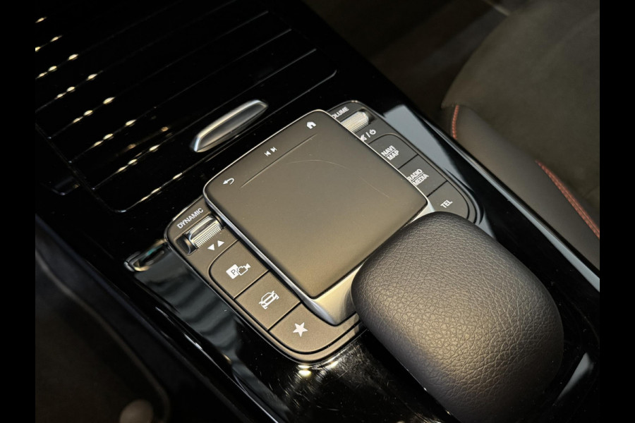 Mercedes-Benz A-Klasse 250e PHEV AMG Line Auto. Navigatie Apple Carplay/Android Auto Camera Parkeersensoren Adaptive Cruise Control Stoelverwarming Virtual Cockpit Climate Control Lichtmetalen velgen Mercedes-Benz A-Klasse 250e PHEV AMG Line Auto. Navigatie Apple Carplay/Android Auto Camera Parkeersensoren Adaptive Cruise Control Stoelverwarming Virtual Cockpit Climate Control Lichtmetalen velgen