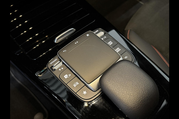 Mercedes-Benz A-Klasse 250e PHEV AMG Line Auto. Navigatie Apple Carplay/Android Auto Camera Parkeersensoren Adaptive Cruise Control Stoelverwarming Virtual Cockpit Climate Control Lichtmetalen velgen Mercedes-Benz A-Klasse 250e PHEV AMG Line Auto. Navigatie Apple Carplay/Android Auto Camera Parkeersensoren Adaptive Cruise Control Stoelverwarming Virtual Cockpit Climate Control Lichtmetalen velgen