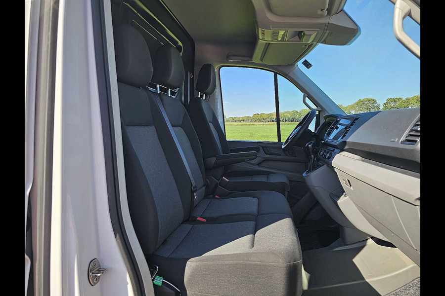 Volkswagen Crafter 35 2.0 TDI L3H2 LED Navi Standkachel Trekhaak PDC Cruise Stoelverwarming Apple Carplay Euro6 140 PK!