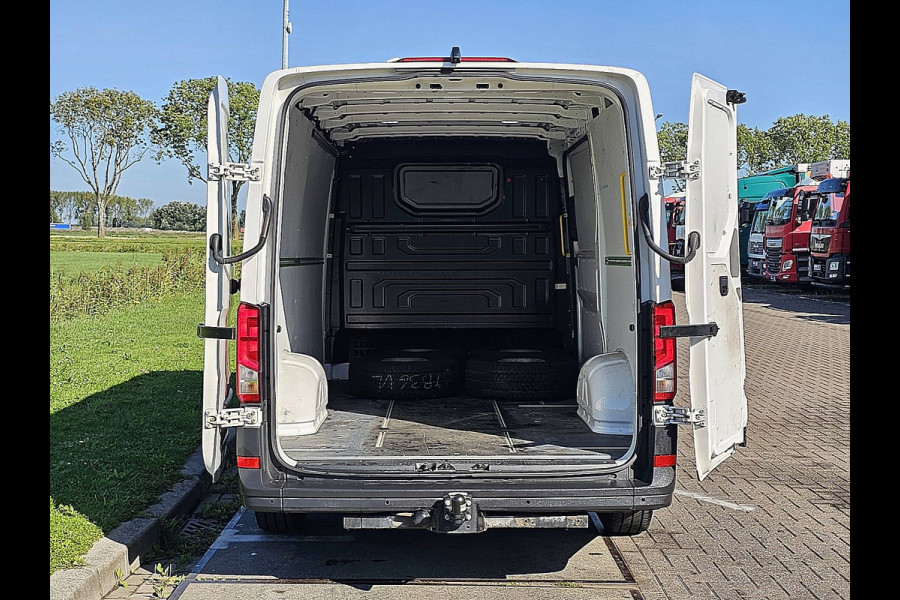 Volkswagen Crafter 35 2.0 TDI L3H2 LED Navi Standkachel Trekhaak PDC Cruise Stoelverwarming Apple Carplay Euro6 140 PK!