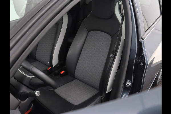 Renault ZOE R135 Intens 52 kWh | Warmtepomp | Carplay | Camera | Half leder | Keyless | Navigatie | Climate control | DAB | Cruise control Renault ZOE R135 Intens 52 kWh | Warmtepomp | Carplay | Camera | Half leder | Keyless | Navigatie | Climate control | DAB | Cruise control