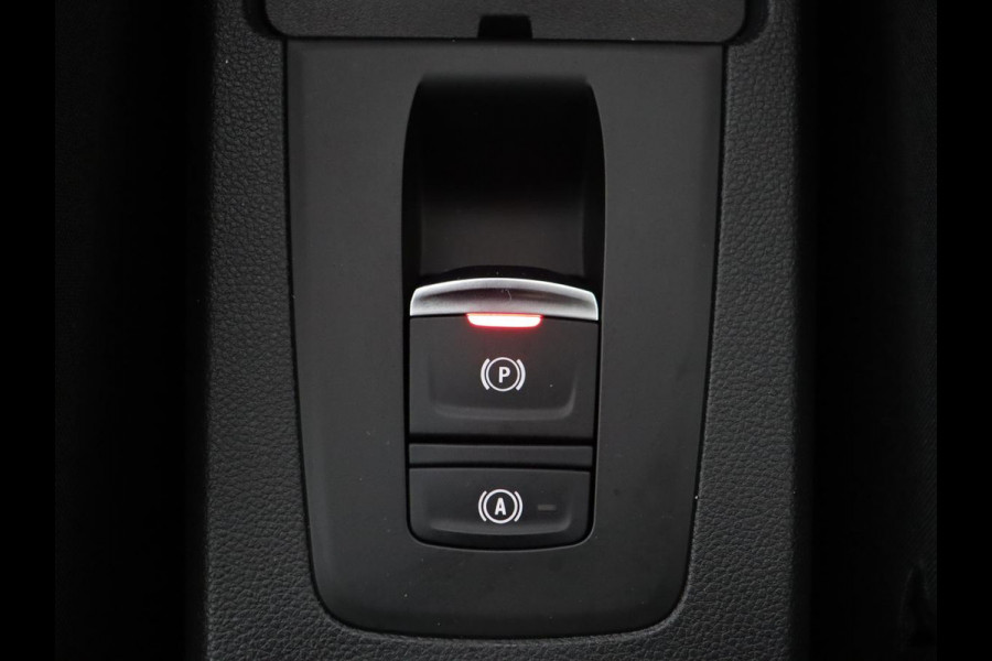 Renault ZOE R135 Intens 52 kWh | Warmtepomp | Carplay | Camera | Half leder | Keyless | Navigatie | Climate control | DAB | Cruise control Renault ZOE R135 Intens 52 kWh | Warmtepomp | Carplay | Camera | Half leder | Keyless | Navigatie | Climate control | DAB | Cruise control