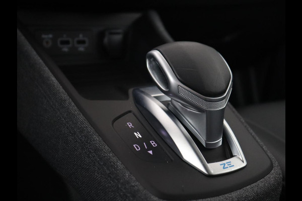 Renault ZOE R135 Intens 52 kWh | Warmtepomp | Carplay | Camera | Half leder | Keyless | Navigatie | Climate control | DAB | Cruise control Renault ZOE R135 Intens 52 kWh | Warmtepomp | Carplay | Camera | Half leder | Keyless | Navigatie | Climate control | DAB | Cruise control