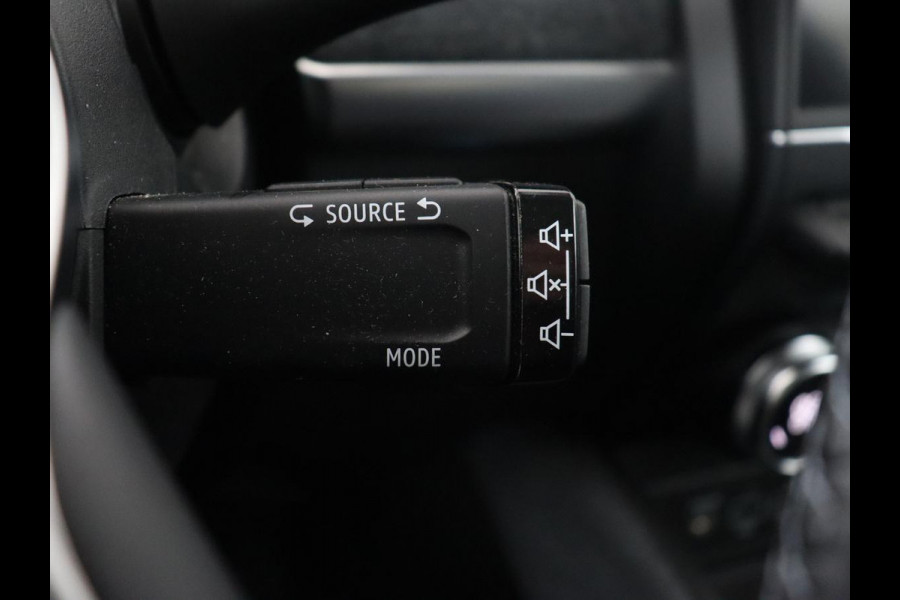 Renault ZOE R135 Intens 52 kWh | Warmtepomp | Carplay | Camera | Half leder | Keyless | Navigatie | Climate control | DAB | Cruise control Renault ZOE R135 Intens 52 kWh | Warmtepomp | Carplay | Camera | Half leder | Keyless | Navigatie | Climate control | DAB | Cruise control