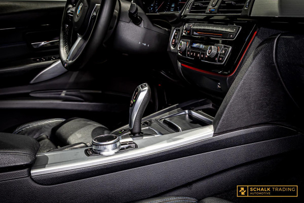BMW 3 Serie Touring 320i M Sport Edition|Trekhaak|NAP|Leder