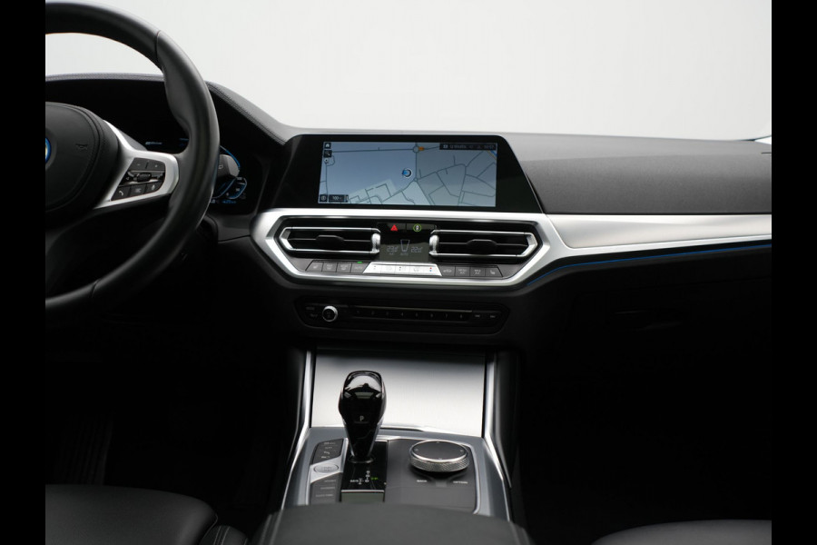 BMW 3 Serie Touring 330e Luxury Line Plug In Hybrid 293pk Dealer O.H PHEV | Panodak | Adaptive Cruise | 360 Camera | Lederen Sportstoelen Memory & Verwarmd | Harman & Kardon |  Apple Carplay | Sfeerverlichting | Blis | Virtual | Navigatie | DAB | 19"L.M | BMW 3 Serie Touring 330e Luxury Line Plug In Hybrid 293pk Dealer O.H PHEV | Panodak | Adaptive Cruise | 360 Camera | Lederen Sportstoelen Memory & Verwarmd | Harman & Kardon |  Apple Carplay | Sfeerverlichting | Blis | Virtual | Navigatie | DAB | 19"L.M |
