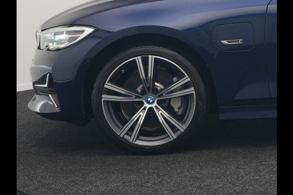 BMW 3 Serie Touring 330e Luxury Line Plug In Hybrid 293pk Dealer O.H PHEV | Panodak | Adaptive Cruise | 360 Camera | Lederen Sportstoelen Memory & Verwarmd | Harman & Kardon |  Apple Carplay | Sfeerverlichting | Blis | Virtual | Navigatie | DAB | 19"L.M | BMW 3 Serie Touring 330e Luxury Line Plug In Hybrid 293pk Dealer O.H PHEV | Panodak | Adaptive Cruise | 360 Camera | Lederen Sportstoelen Memory & Verwarmd | Harman & Kardon |  Apple Carplay | Sfeerverlichting | Blis | Virtual | Navigatie | DAB | 19"L.M |