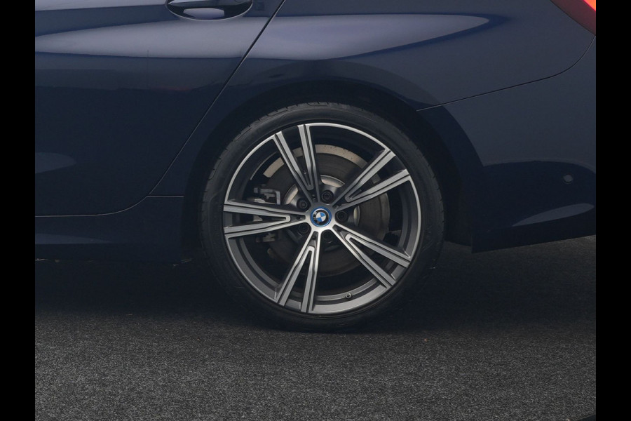BMW 3 Serie Touring 330e Luxury Line Plug In Hybrid 293pk Dealer O.H PHEV | Panodak | Adaptive Cruise | 360 Camera | Lederen Sportstoelen Memory & Verwarmd | Harman & Kardon |  Apple Carplay | Sfeerverlichting | Blis | Virtual | Navigatie | DAB | 19"L.M | BMW 3 Serie Touring 330e Luxury Line Plug In Hybrid 293pk Dealer O.H PHEV | Panodak | Adaptive Cruise | 360 Camera | Lederen Sportstoelen Memory & Verwarmd | Harman & Kardon |  Apple Carplay | Sfeerverlichting | Blis | Virtual | Navigatie | DAB | 19"L.M |