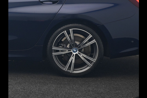 BMW 3 Serie Touring 330e Luxury Line Plug In Hybrid 293pk Dealer O.H PHEV | Panodak | Adaptive Cruise | 360 Camera | Lederen Sportstoelen Memory & Verwarmd | Harman & Kardon |  Apple Carplay | Sfeerverlichting | Blis | Virtual | Navigatie | DAB | 19"L.M | BMW 3 Serie Touring 330e Luxury Line Plug In Hybrid 293pk Dealer O.H PHEV | Panodak | Adaptive Cruise | 360 Camera | Lederen Sportstoelen Memory & Verwarmd | Harman & Kardon |  Apple Carplay | Sfeerverlichting | Blis | Virtual | Navigatie | DAB | 19"L.M |