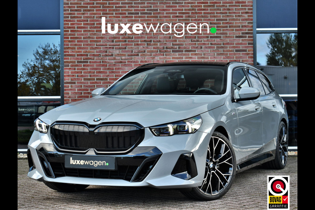 BMW 5 Serie Touring 520i M-Sport Pano Trekh ACC 360 B&W HUD 21inch Stoelventilatie BMW 5 Serie Touring 520i M-Sport Pano Trekh ACC 360 B&W HUD 21inch Stoelventilatie