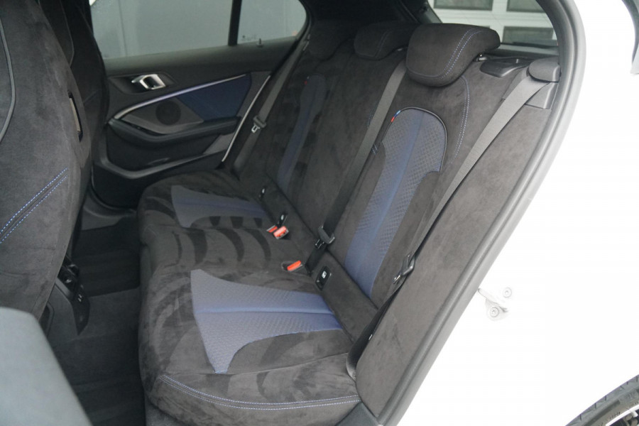 BMW 1-serie 118i M-Sport Plus + KUIPSTOELEN / CAMERA / SFEERVERLICHTING BMW 1-serie 118i M-Sport Plus + KUIPSTOELEN / CAMERA / SFEERVERLICHTING