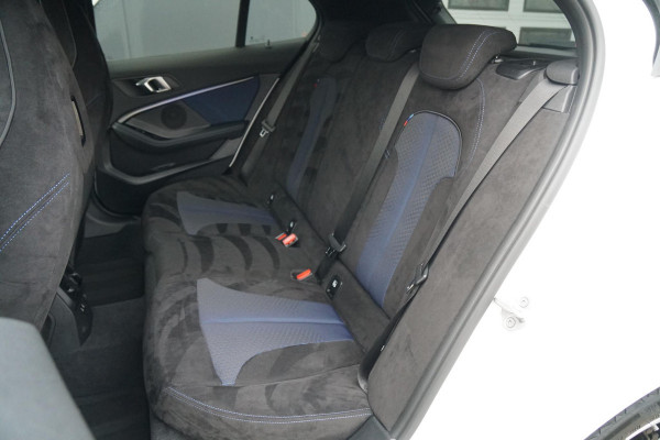 BMW 1-serie 118i M-Sport Plus + KUIPSTOELEN / CAMERA / SFEERVERLICHTING BMW 1-serie 118i M-Sport Plus + KUIPSTOELEN / CAMERA / SFEERVERLICHTING