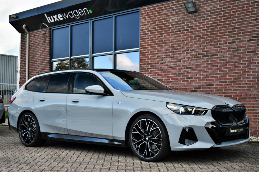 BMW 5 Serie Touring 520i M-Sport Pano Trekh B&W 21inch ACC 360 HUD Stoelventilatie Brooklyngrau