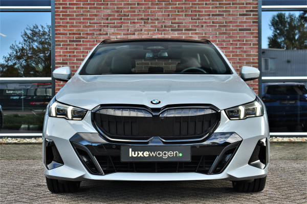 BMW 5 Serie Touring 520i M-Sport Pano Trekh B&W 21inch ACC 360 HUD Stoelventilatie Brooklyngrau