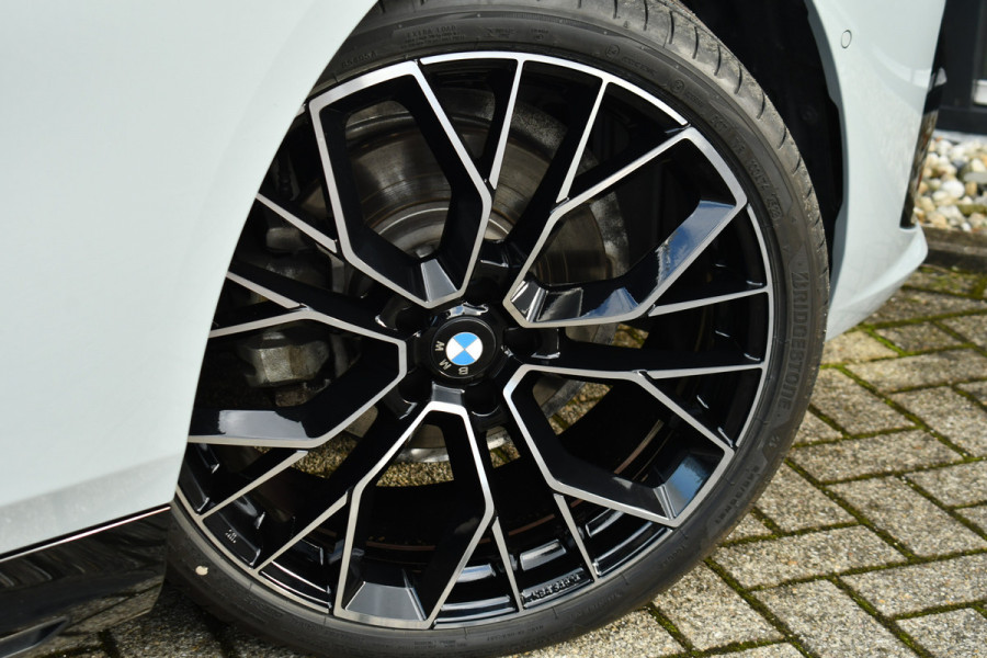 BMW 5 Serie Touring 520i M-Sport Pano Trekh B&W 21inch ACC 360 HUD Stoelventilatie Brooklyngrau