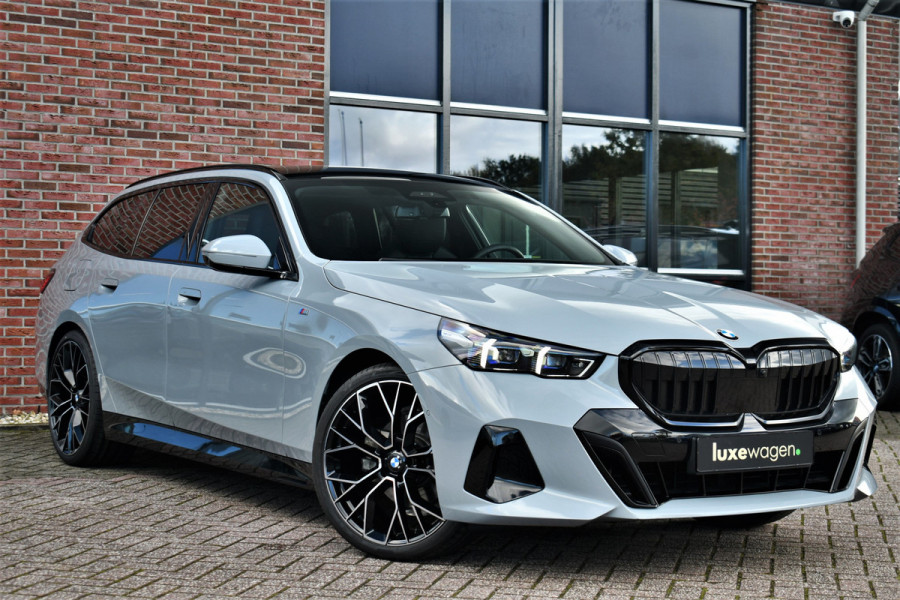 BMW 5 Serie Touring 520i M-Sport Pano Trekh B&W 21inch ACC 360 HUD Stoelventilatie Brooklyngrau