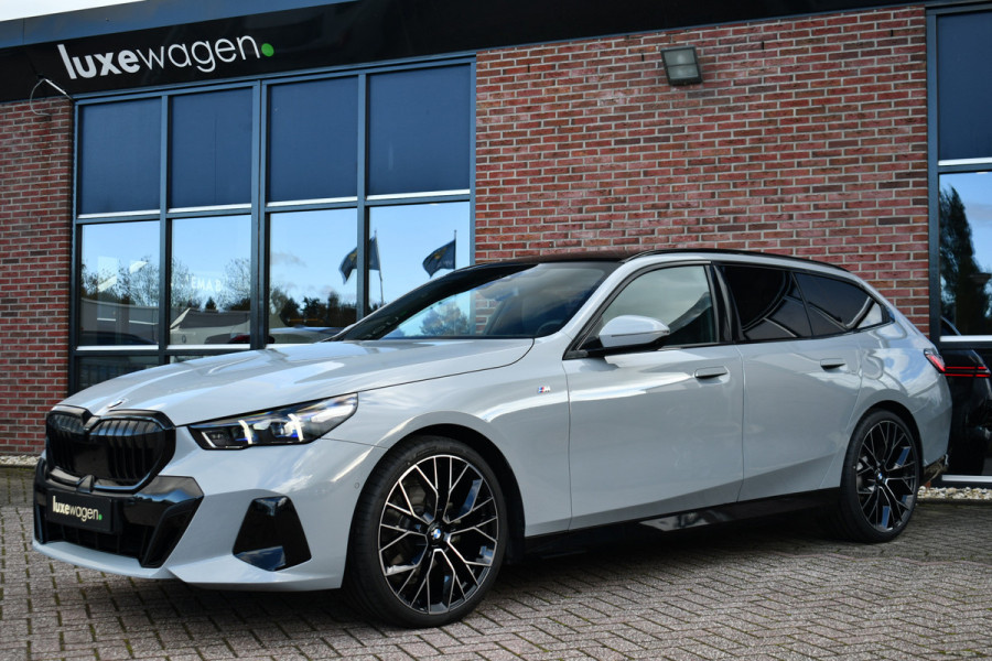 BMW 5 Serie Touring 520i M-Sport Pano Trekh B&W 21inch ACC 360 HUD Stoelventilatie Brooklyngrau