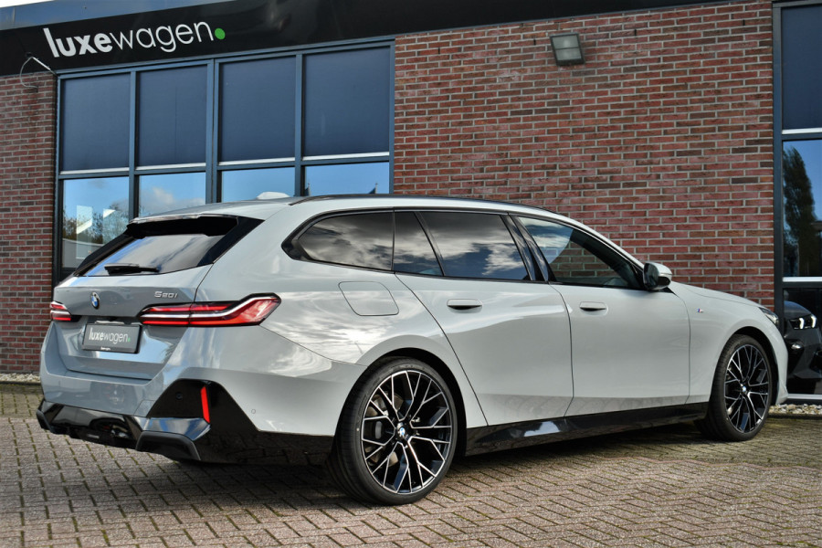 BMW 5 Serie Touring 520i M-Sport Pano Trekh B&W 21inch ACC 360 HUD Stoelventilatie Brooklyngrau