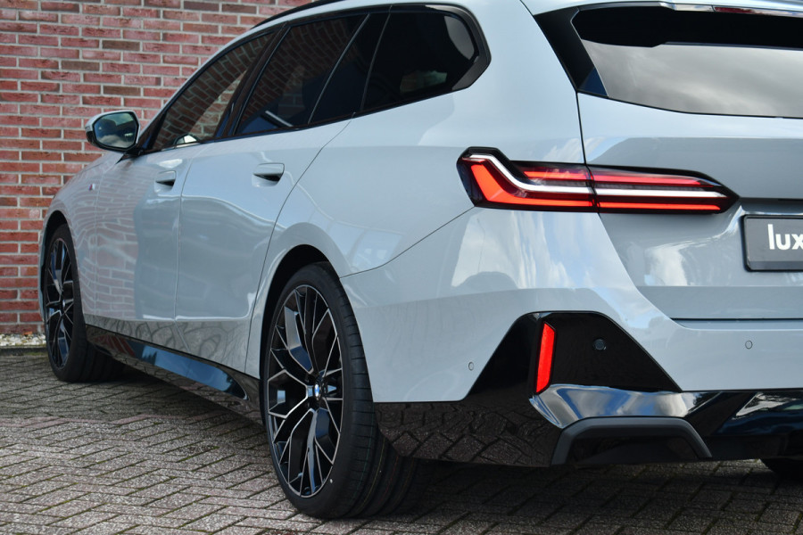 BMW 5 Serie Touring 520i M-Sport Pano Trekh B&W 21inch ACC 360 HUD Stoelventilatie Brooklyngrau