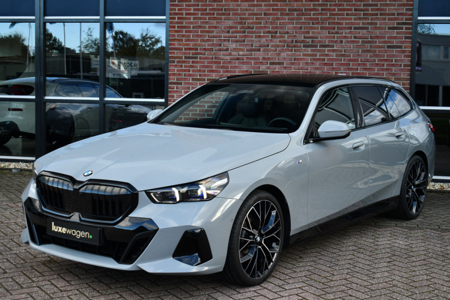 BMW 5 Serie Touring 520i M-Sport Pano Trekh B&W 21inch ACC 360 HUD Stoelventilatie Brooklyngrau