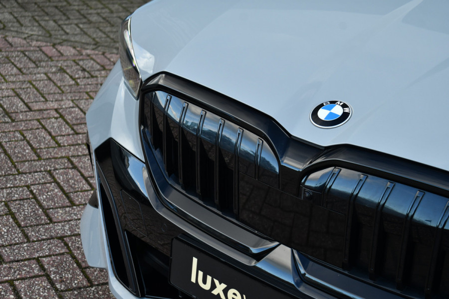 BMW 5 Serie Touring 520i M-Sport Pano Trekh B&W 21inch ACC 360 HUD Stoelventilatie Brooklyngrau