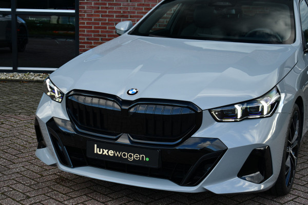 BMW 5 Serie Touring 520i M-Sport Pano Trekh B&W 21inch ACC 360 HUD Stoelventilatie Brooklyngrau