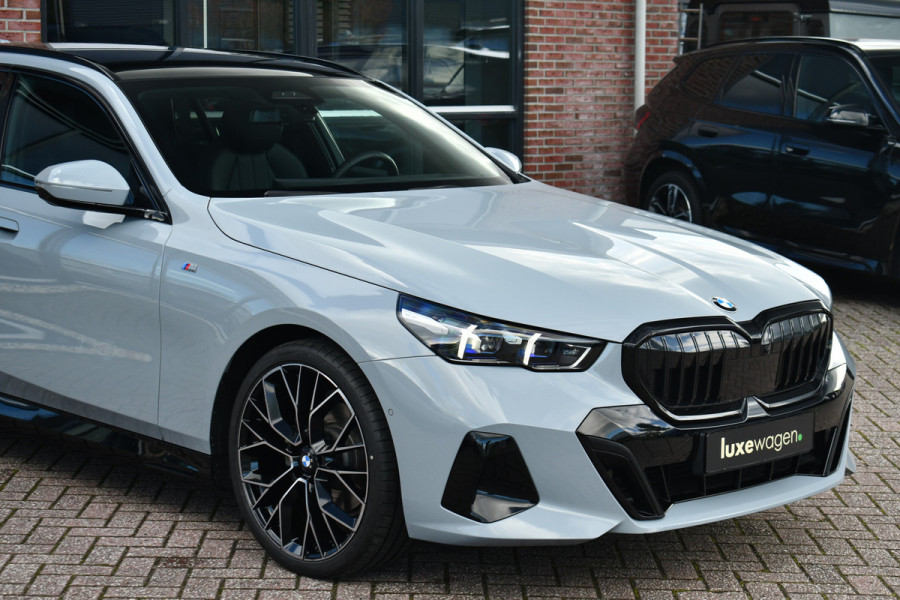 BMW 5 Serie Touring 520i M-Sport Pano Trekh B&W 21inch ACC 360 HUD Stoelventilatie Brooklyngrau