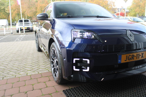Renault 5 150PK COMFORT RANGE ROLAND-GARROS 52 kWh | NAVIGATIE SYSTEEM MET GOOGLE INTERGRATIE | HARMAN KARDON PREMIUM AUDIO | FULL LED KOPLAMPEN MET MICRO-OPTICS EN FRANSE VLAG | 10"R-LINK MULTIMEDIA | 18"GRONO LICHTMETALEN VELGEN | TWO-TONE CAROSSERIE KLEUR I.C.M. WARM TITANIUM DAKLIJSTEN | ELEKTRISCH VERWARMDE VOOR STOELEN / STUUR | BESTUURDERSSTOEL MET ELEKTRISCH VERSTELBARE LENDESTEUN | AUTOMATISCH INPARKEREN | FLANK GUARD PROTECTION | ADAPTIEVE CRUISE CONTROL MET STOP & GO | ACHTERUITRIJCAMERA | PRIVATIE GLASS | SFEERVERLICHTING IN DIVERSE KLEUREN |