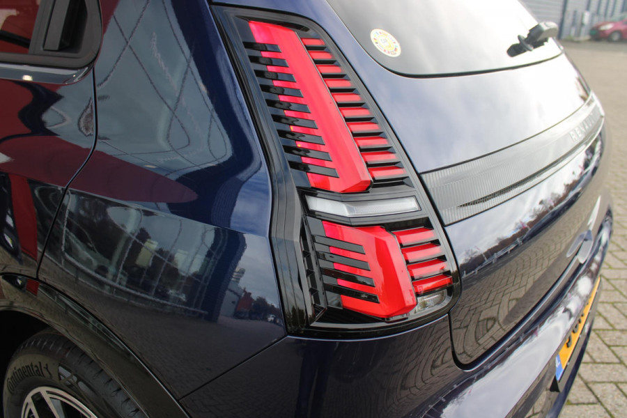 Renault 5 150PK COMFORT RANGE ROLAND-GARROS 52 kWh | NAVIGATIE SYSTEEM MET GOOGLE INTERGRATIE | HARMAN KARDON PREMIUM AUDIO | FULL LED KOPLAMPEN MET MICRO-OPTICS EN FRANSE VLAG | 10"R-LINK MULTIMEDIA | 18"GRONO LICHTMETALEN VELGEN | TWO-TONE CAROSSERIE KLEUR I.C.M. WARM TITANIUM DAKLIJSTEN | ELEKTRISCH VERWARMDE VOOR STOELEN / STUUR | BESTUURDERSSTOEL MET ELEKTRISCH VERSTELBARE LENDESTEUN | AUTOMATISCH INPARKEREN | FLANK GUARD PROTECTION | ADAPTIEVE CRUISE CONTROL MET STOP & GO | ACHTERUITRIJCAMERA | PRIVATIE GLASS | SFEERVERLICHTING IN DIVERSE KLEUREN |