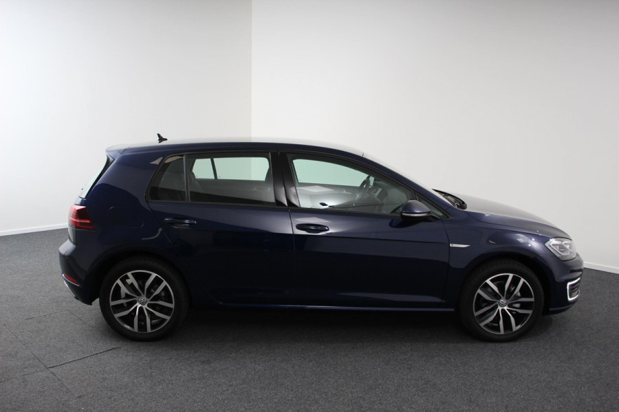 Volkswagen e-Golf Edition | Navigatie | Digitale Cockpit | Apple Carplay/Android Auto | Bluetooth | Cruise control adaptive | Lichtmetalen Velgen 17" | Camera | Parkeer sensoren | Stoelverwarming