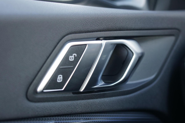 BMW 1-serie 118i Executive Edition + HARMAN KARDON / CAMERA / STOELVERWARMING
