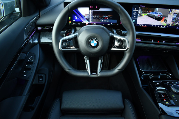 BMW 5 Serie Touring 520i M-Sport Pano Trekh B&W 21inch ACC 360 HUD Stoelventilatie Brooklyngrau