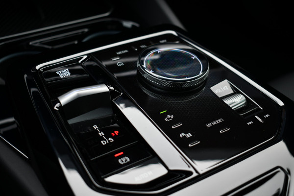 BMW 5 Serie Touring 520i M-Sport Pano Trekh B&W 21inch ACC 360 HUD Stoelventilatie Brooklyngrau