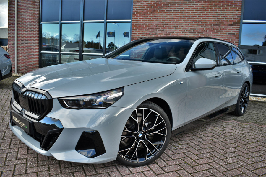 BMW 5 Serie Touring 520i M-Sport Pano Trekh B&W 21inch ACC 360 HUD Stoelventilatie Brooklyngrau